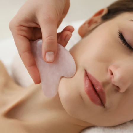 Le massage au gua sha Photo d'une séance de massage facial au gua sha