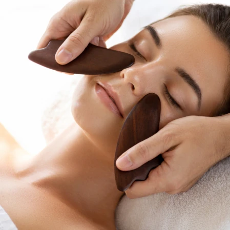 Comment se passe une séance d'acupuncture ? Image d'un massage au gua sha