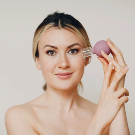 Le massage facial aux ventouses Image représentant un massage facial avec une ventouse
